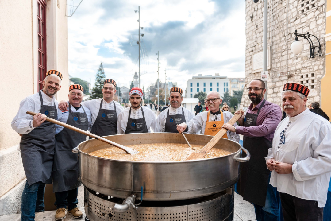Kod kazališta podijeljeno tisuću porcija bakalara iz mega-teće: Ove godine nije bilo ni stampeda 