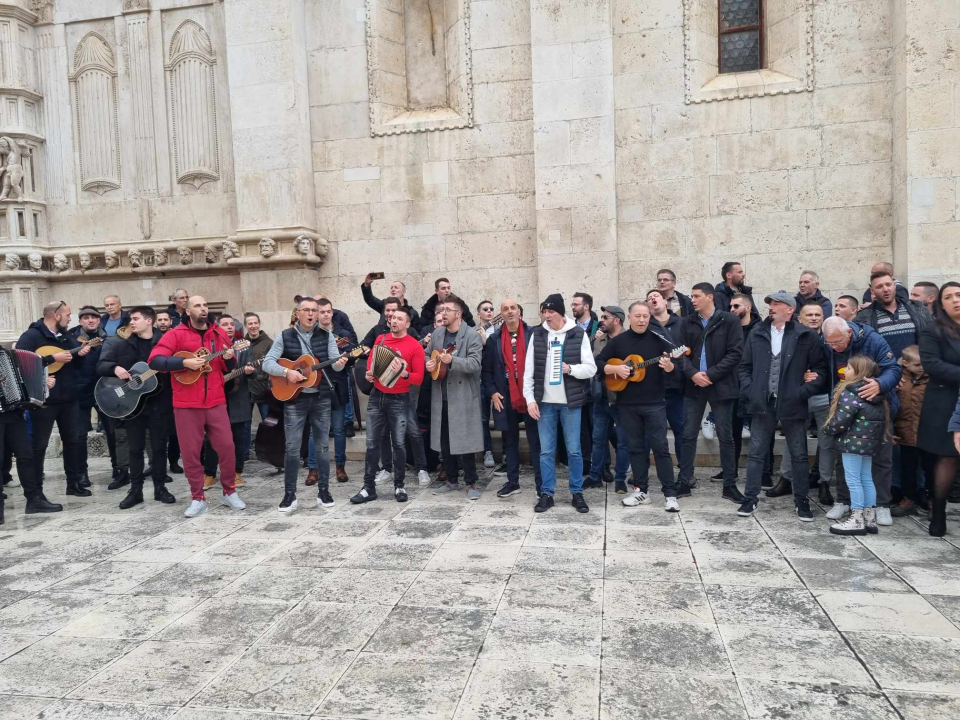 Šibenski glazbenici, usprkos kiši, zasvirali ispred Vijećnice i rasplesali Šibenčane