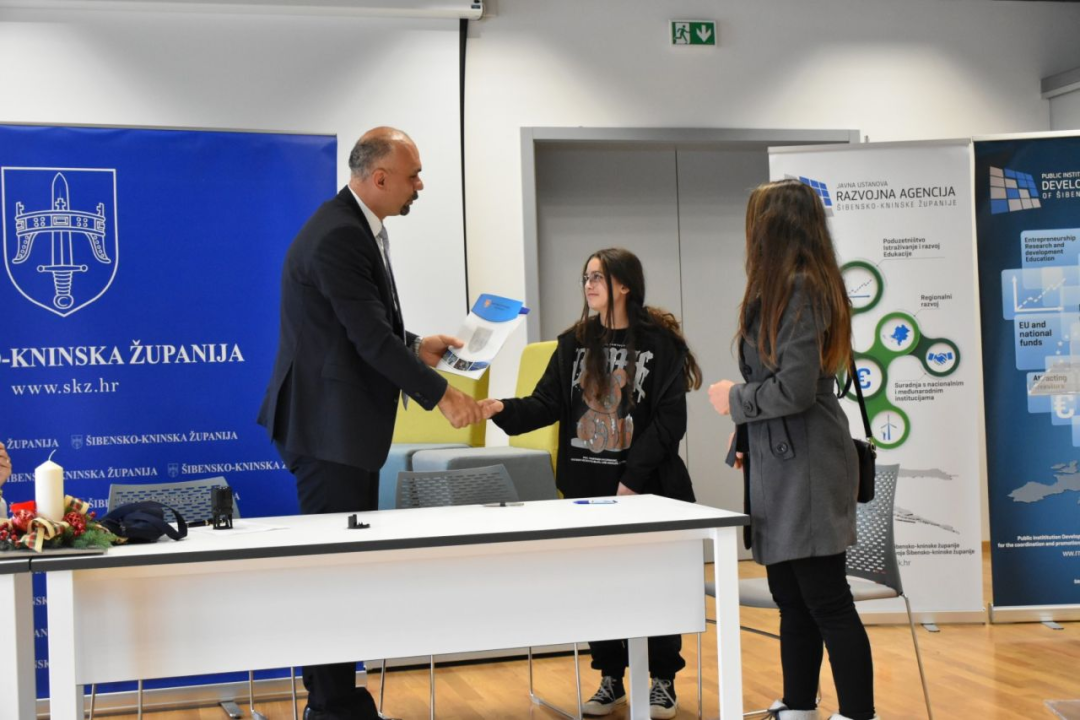 Župan potpisao ugovore s učenicima i studentima koji će primati županijske stipendije