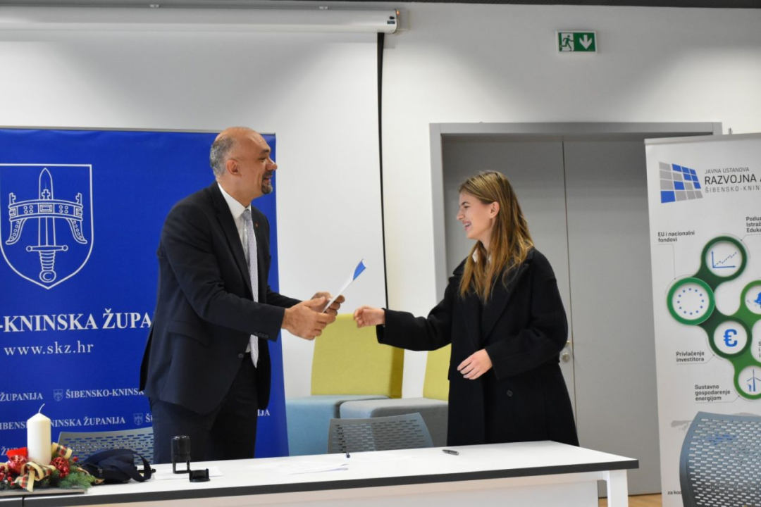 Župan potpisao ugovore s učenicima i studentima koji će primati županijske stipendije