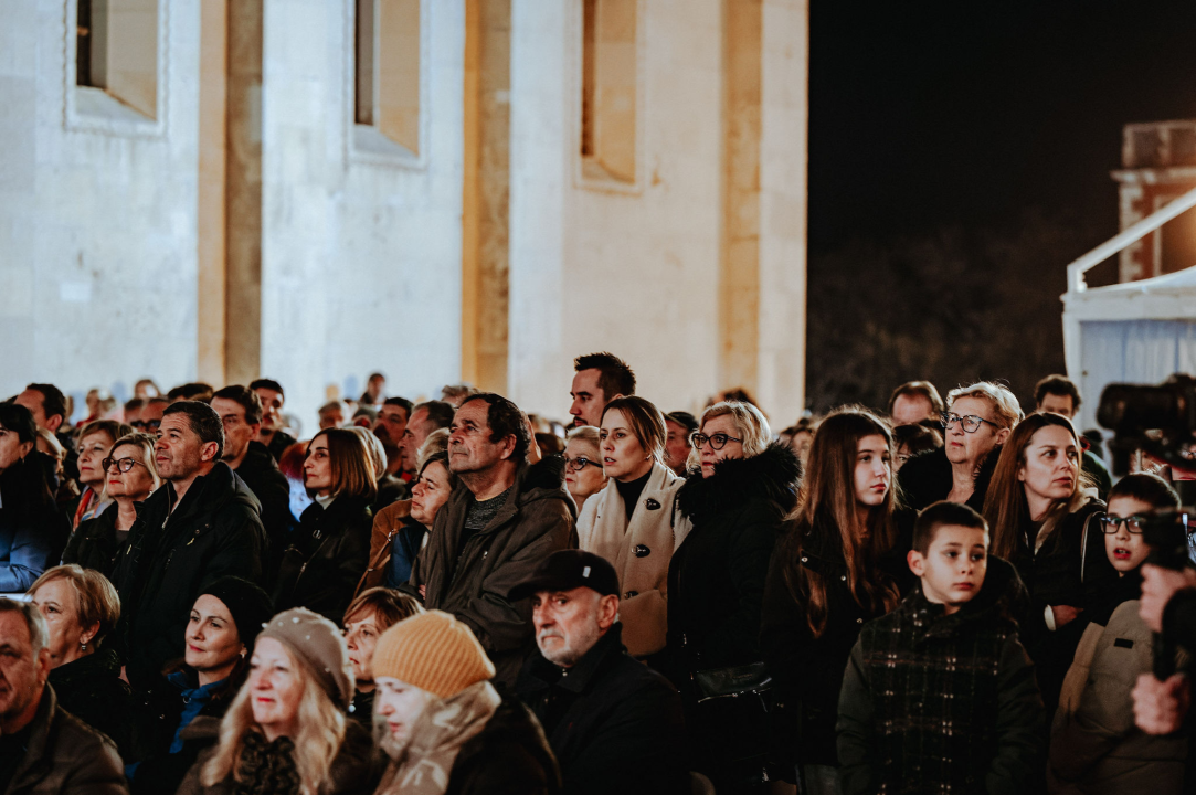 Koncert kod katedrale: Glazba svirala, Kolo pjevalo, Šibenčani uživali
