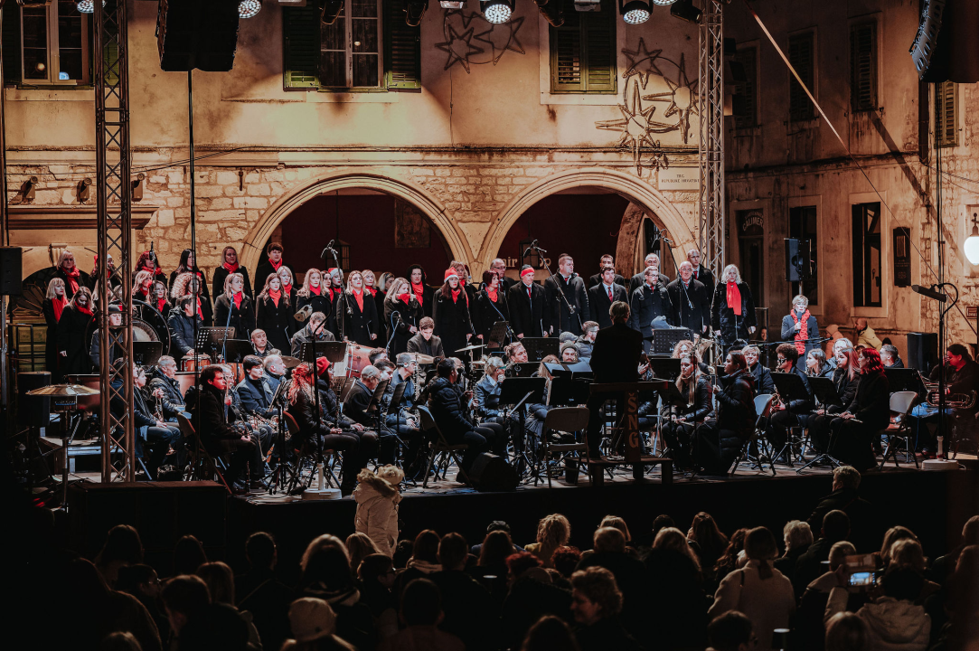 Koncert kod katedrale: Glazba svirala, Kolo pjevalo, Šibenčani uživali
