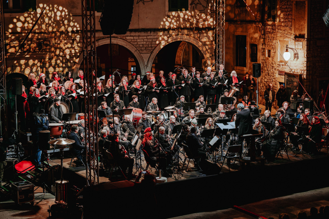 Koncert kod katedrale: Glazba svirala, Kolo pjevalo, Šibenčani uživali
