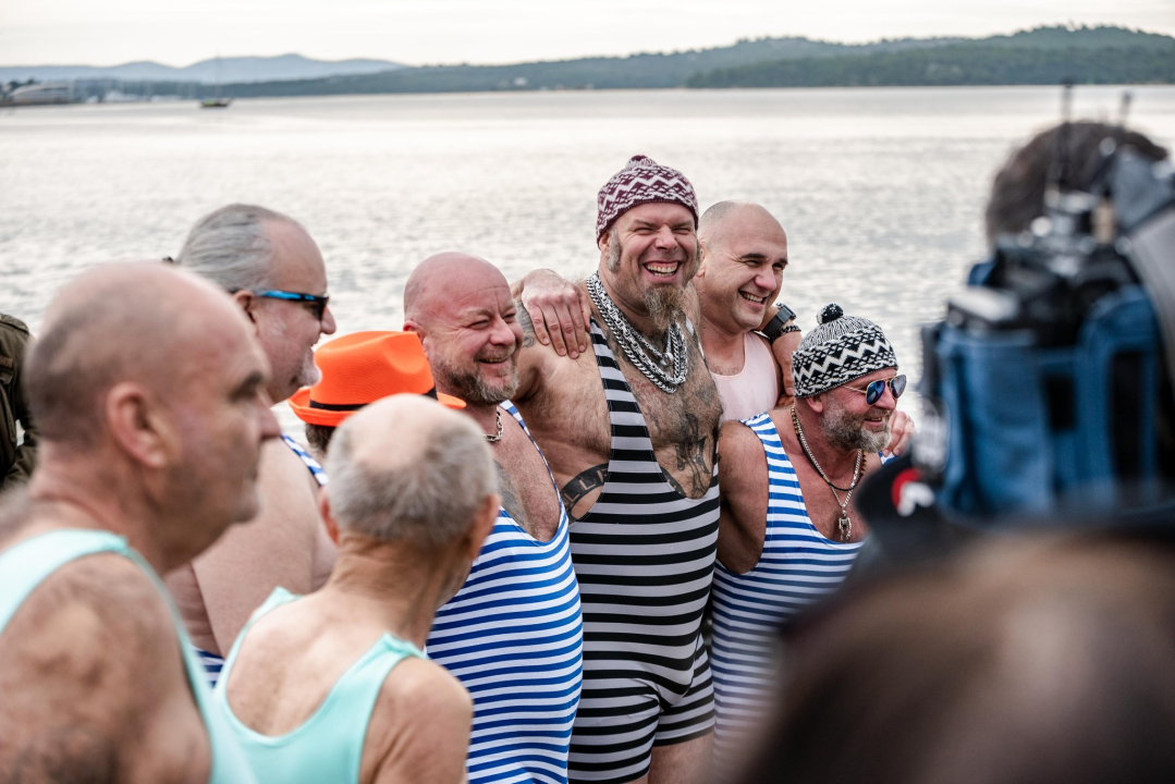 Šibenčani u retro kostimima zaplivali na Banju i obilježili 180 godina turizma u gradu