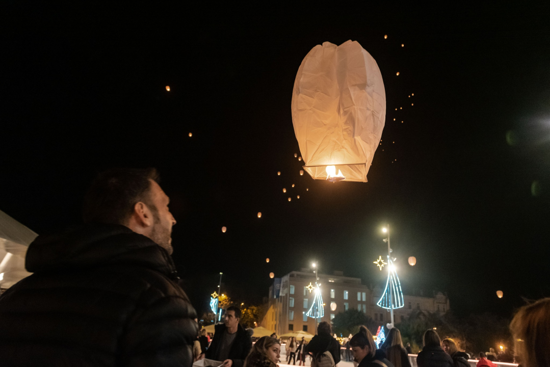 Lampioni  dobrih želja obasjali nebo iznad Šibenika