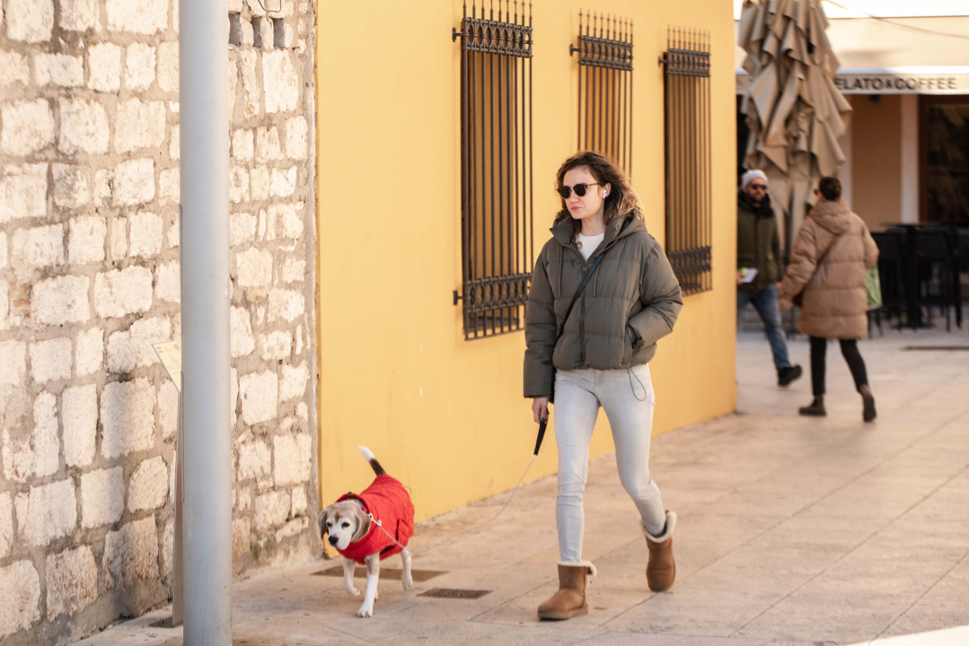 Tople jakne, krzna i kaputi: Evo što se nosi za vrijeme bure u Šibeniku!