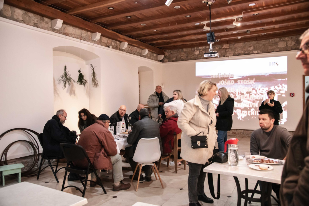 Trčanje, potrage, klape, rock and roll: Noć muzeja u Šibeniku za novu publiku prolazi uz dobar odaziv 