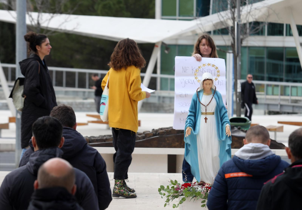 Molitelji ne odustaju od klečanja ispred gradske uprave, a ne daju se ni šibenske prosvjednice