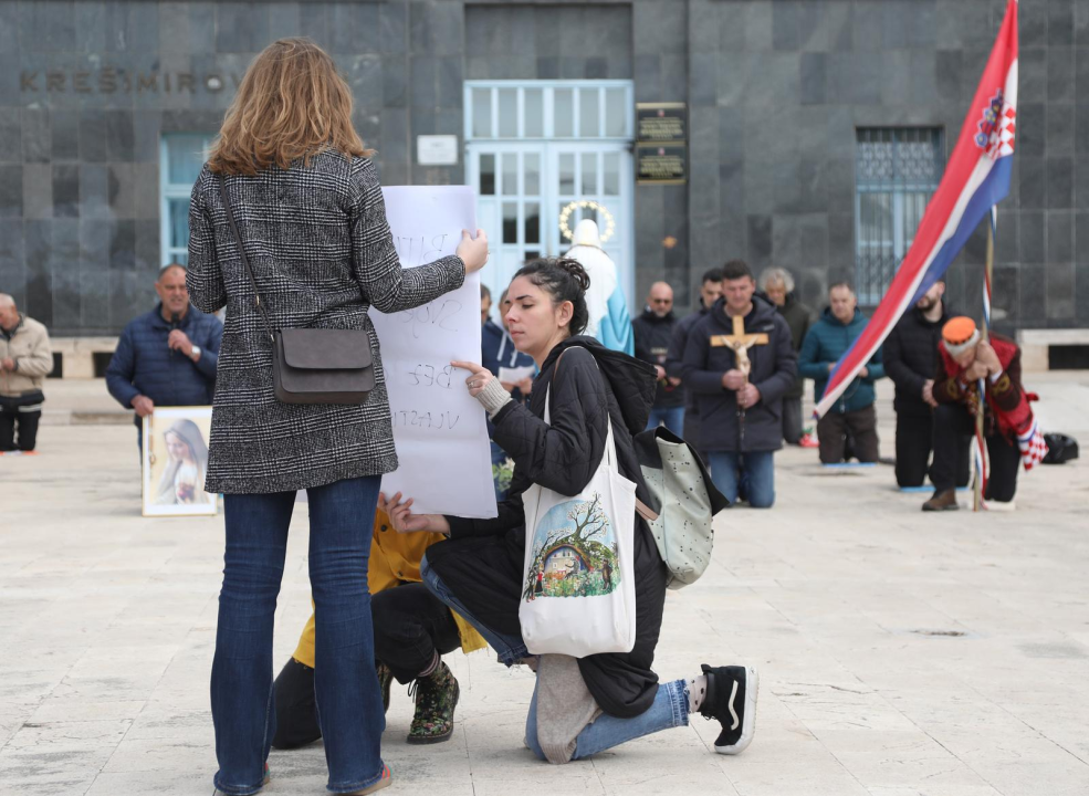 Molitelji ne odustaju od klečanja ispred gradske uprave, a ne daju se ni šibenske prosvjednice