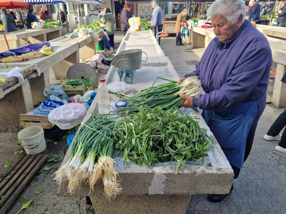 Jugo učinilo svoje: Ne baš bogata ponuda ribe na šibenskoj peškariji na Veliki petak 