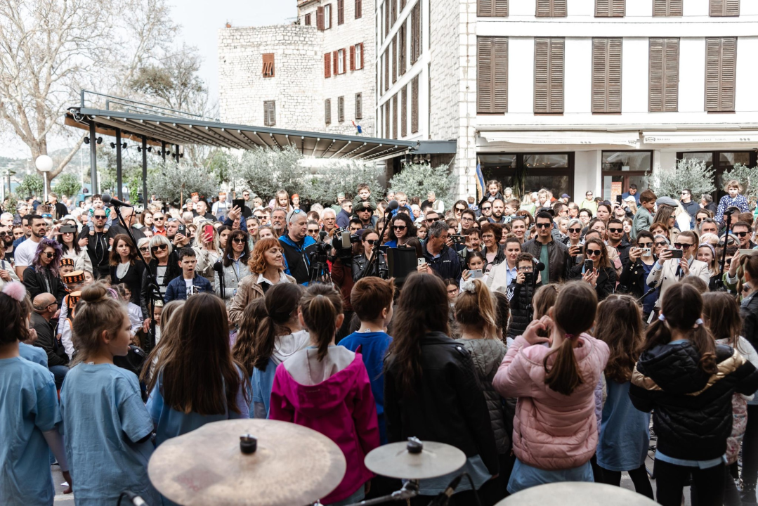 Uskrsni doručak i ove godine privukao brojne Šibenčane, fritaja 'planula' u nekoliko minuta