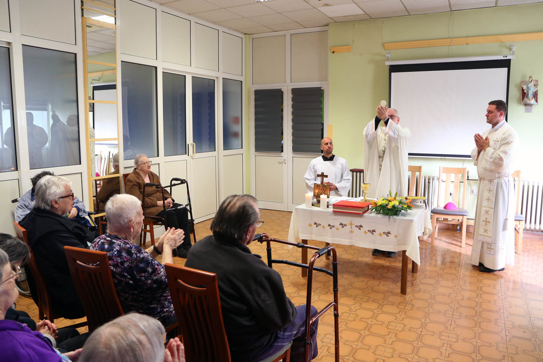 Biskup Rogić predvodio misu u Cvjetnom domu