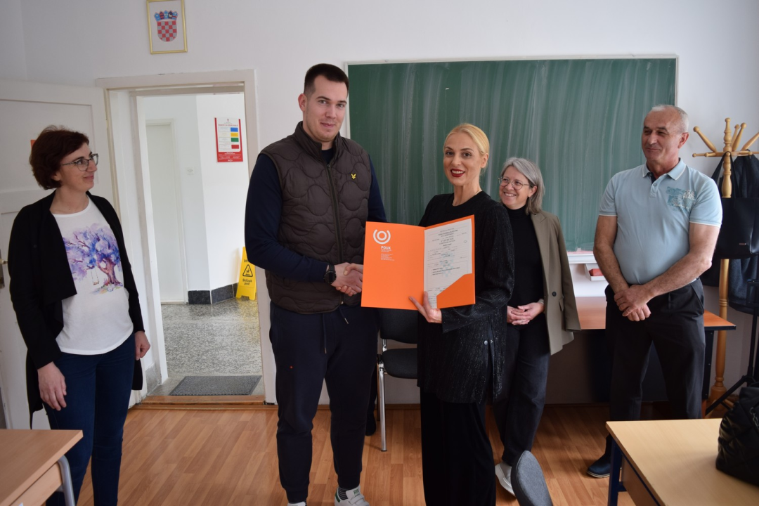 NP Krka:  Kao doprinos očuvanju bioraznolikosti, osposobljeno trinaest novih pčelara