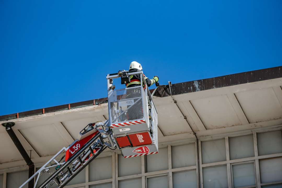Pažnju građana privukla vatrogasna dizalica iznad gradske uprave: Makli su komad lima koji je prijetio pasti