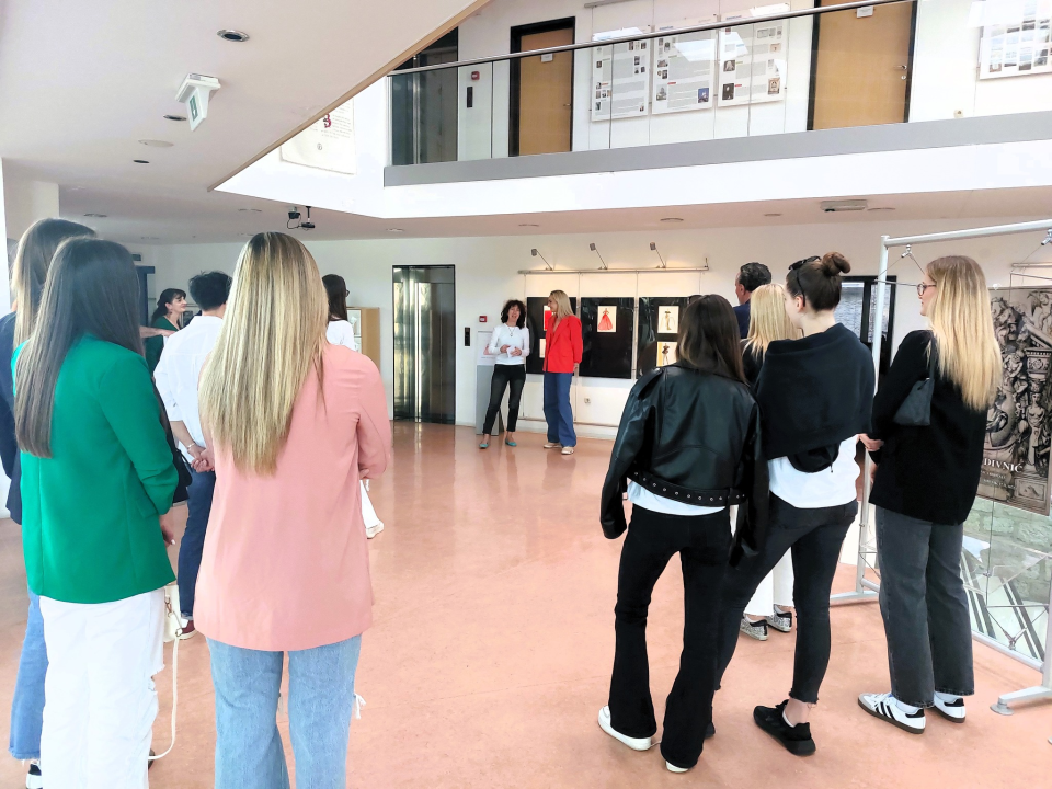 U knjižnici otvorena izložba modnih crteža košarkašice Šibenika Tihane Stojsavljević