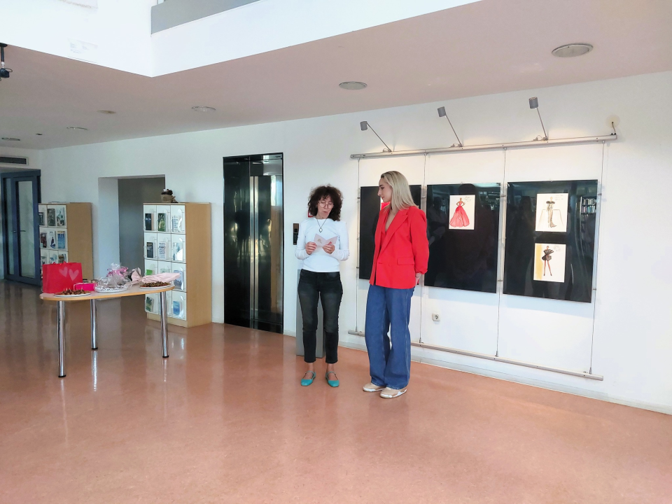 U knjižnici otvorena izložba modnih crteža košarkašice Šibenika Tihane Stojsavljević