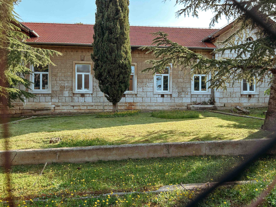 Dobri vrtlar Marko od starog zida u vrtu bolnice napravio skulpturu s cvijećem