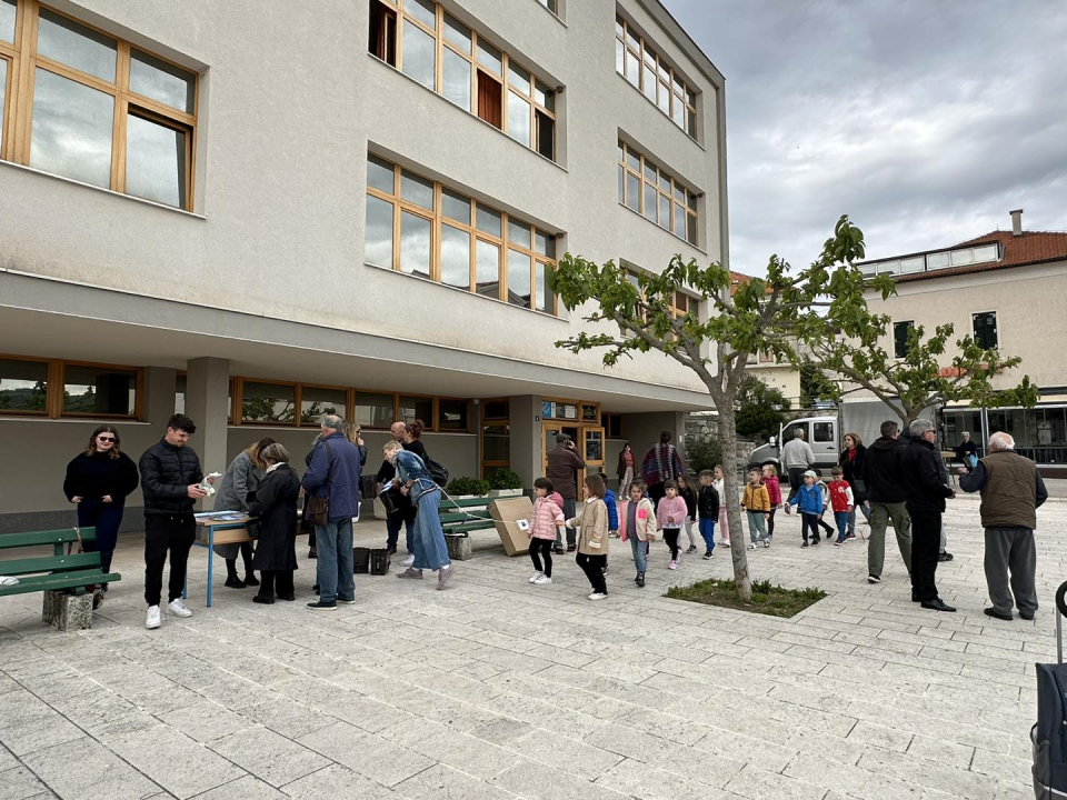 U Drnišu organizirana podjela kompostera i sadnica ljekovitog bilja