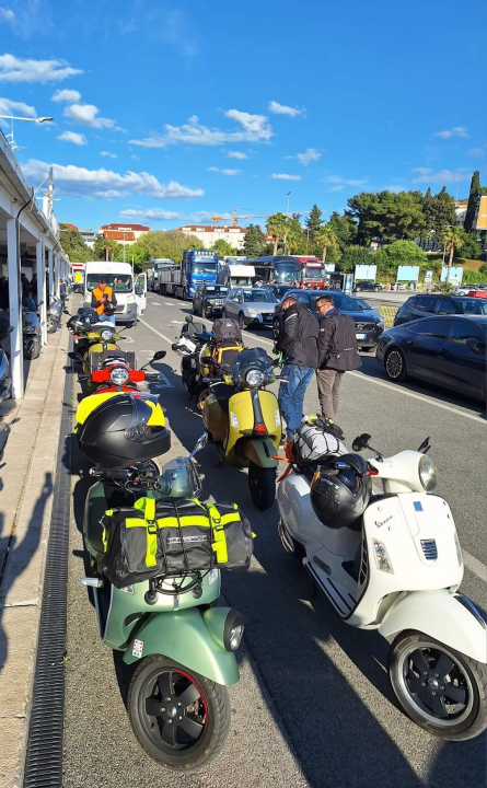 Članovi VK Šibenik sudjelovali na svečanoj povorci Vespa World Days 2024.  