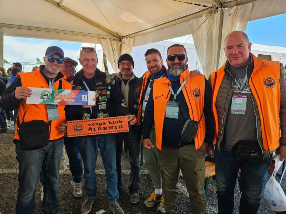 Članovi VK Šibenik sudjelovali na svečanoj povorci Vespa World Days 2024.  