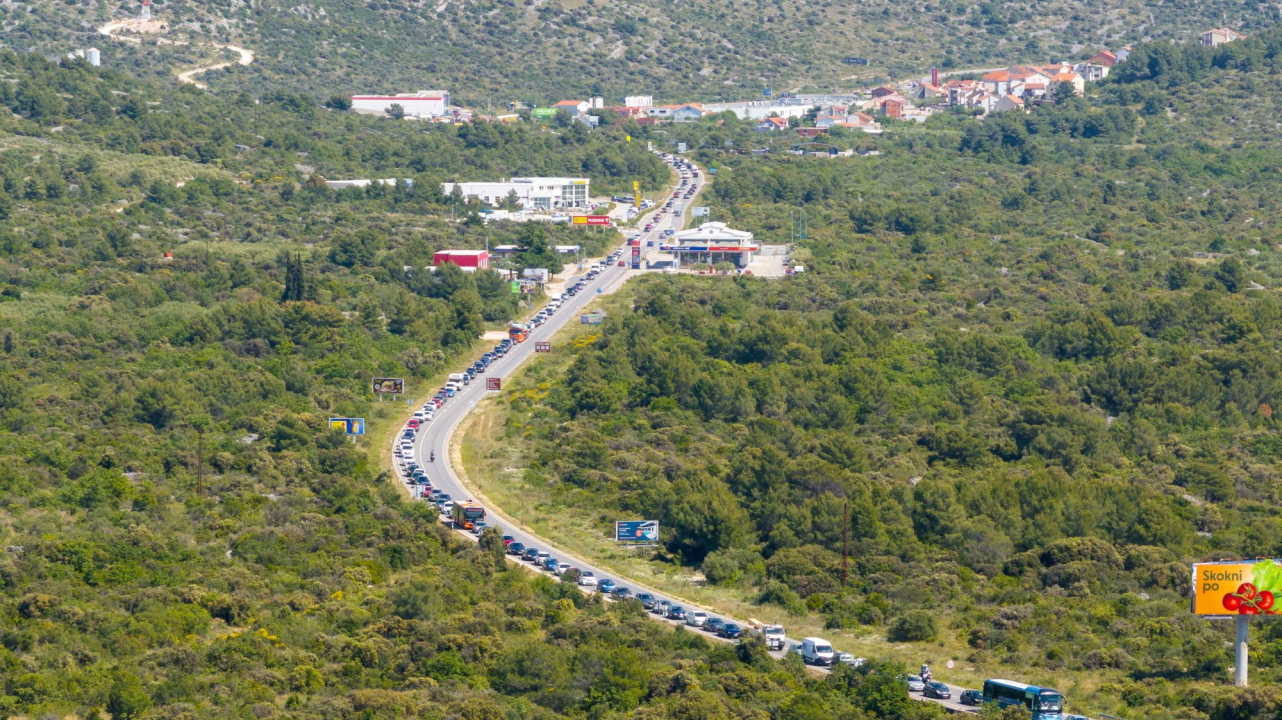 Zbog radova na raskrižju Zaton stvaraju se ogromne kolone, pogledajte kako to izgleda iz zraka
