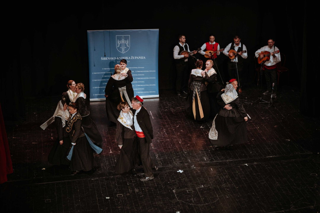 Pobjednici smotre folklora su 'Zora' iz Betine, 'Krč' iz Primoštena, 'Kralj Zvonimir' iz Knina te 'Kolajnica' iz Šibenika