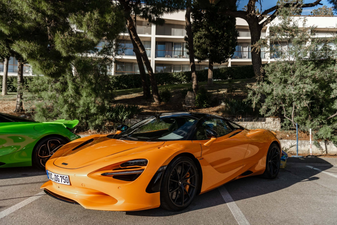 Spoj ekskluzivnih jahti i isto takvih automobila u marini u Mandalini