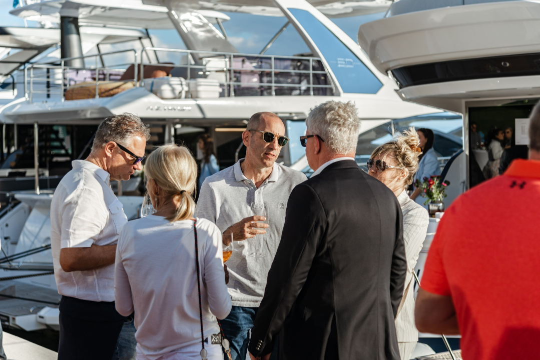 Spoj ekskluzivnih jahti i isto takvih automobila u marini u Mandalini
