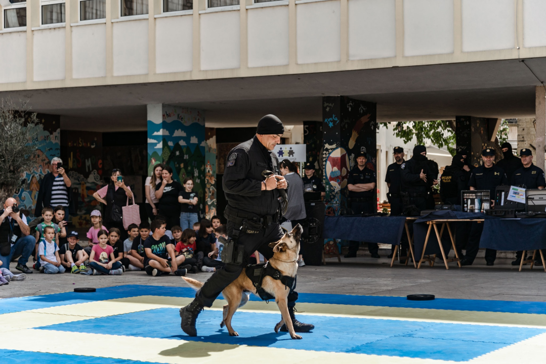Policajci 'zauzeli' trg ispred Županije kako bi prezentirali svoje zanimanje
