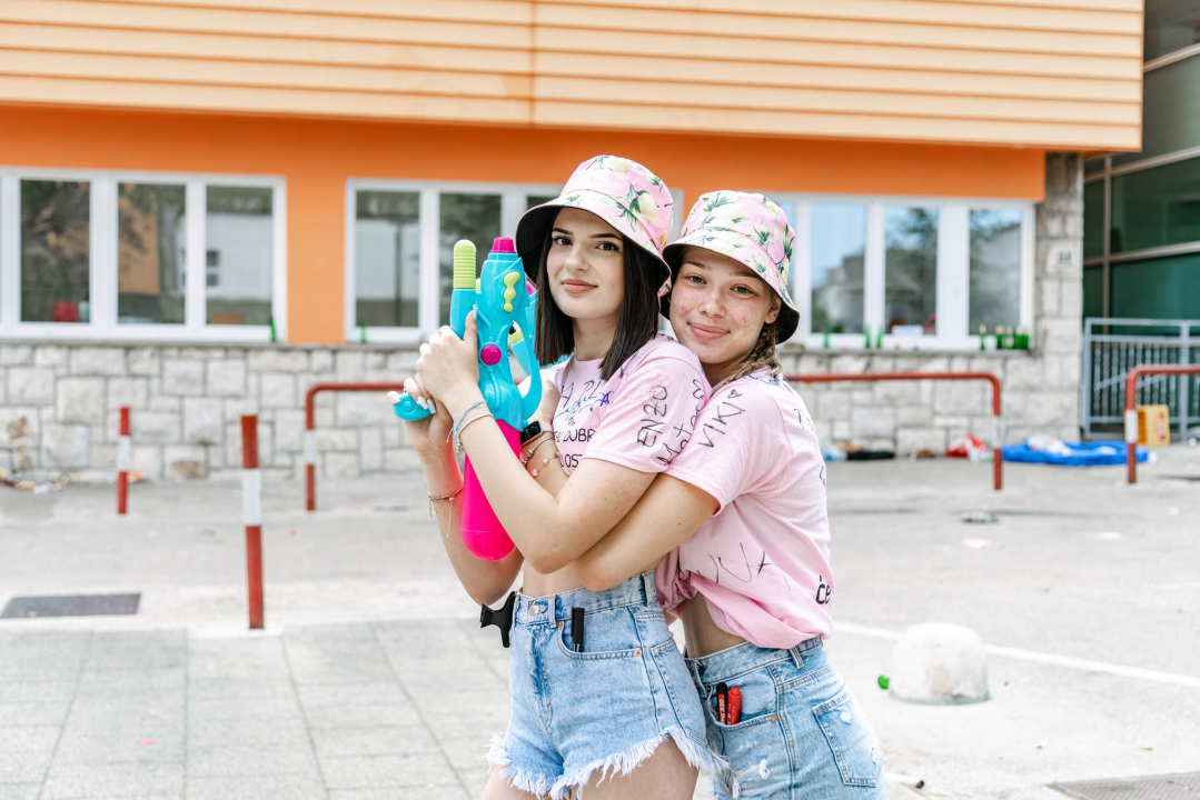 Šibenski maturanti opraštaju se od škole: Slave uz domaće hitove, a budućnost vide vani