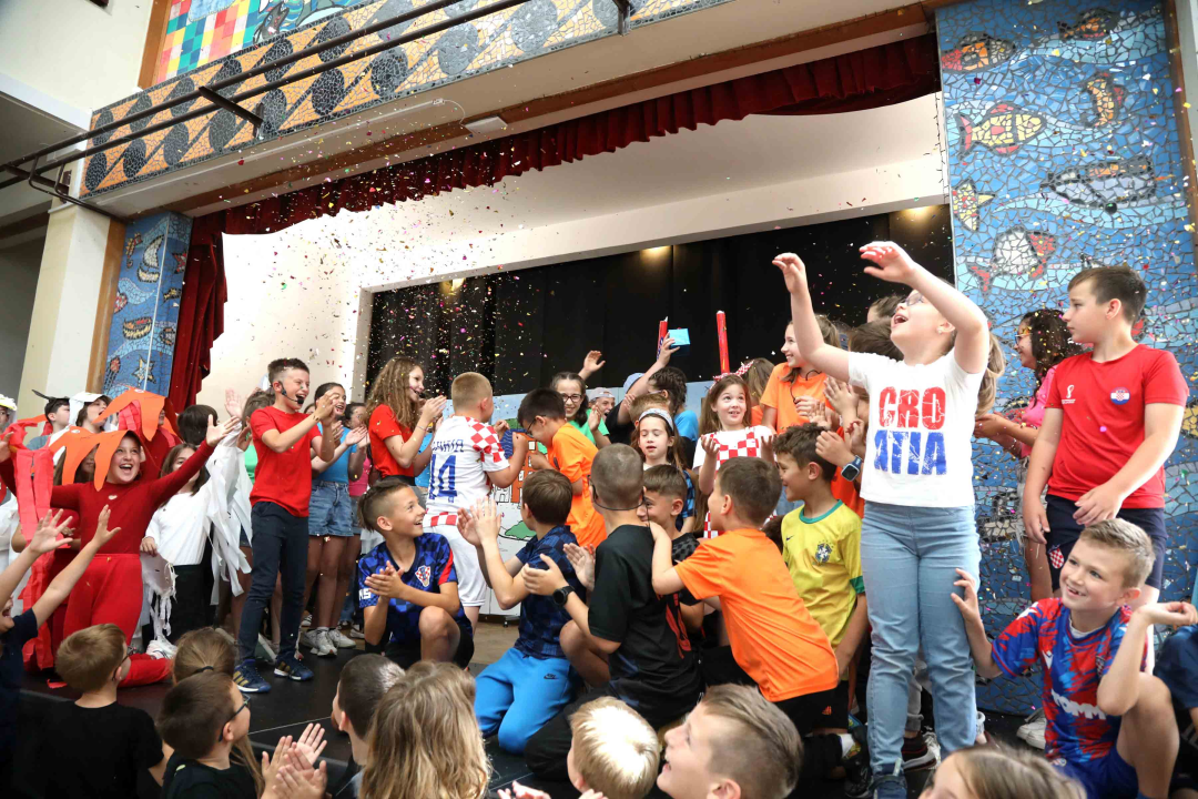 'Rome i Jula' u izvedbi učenika i djelatnika OŠ Petra Krešimira IV. za Dan škole