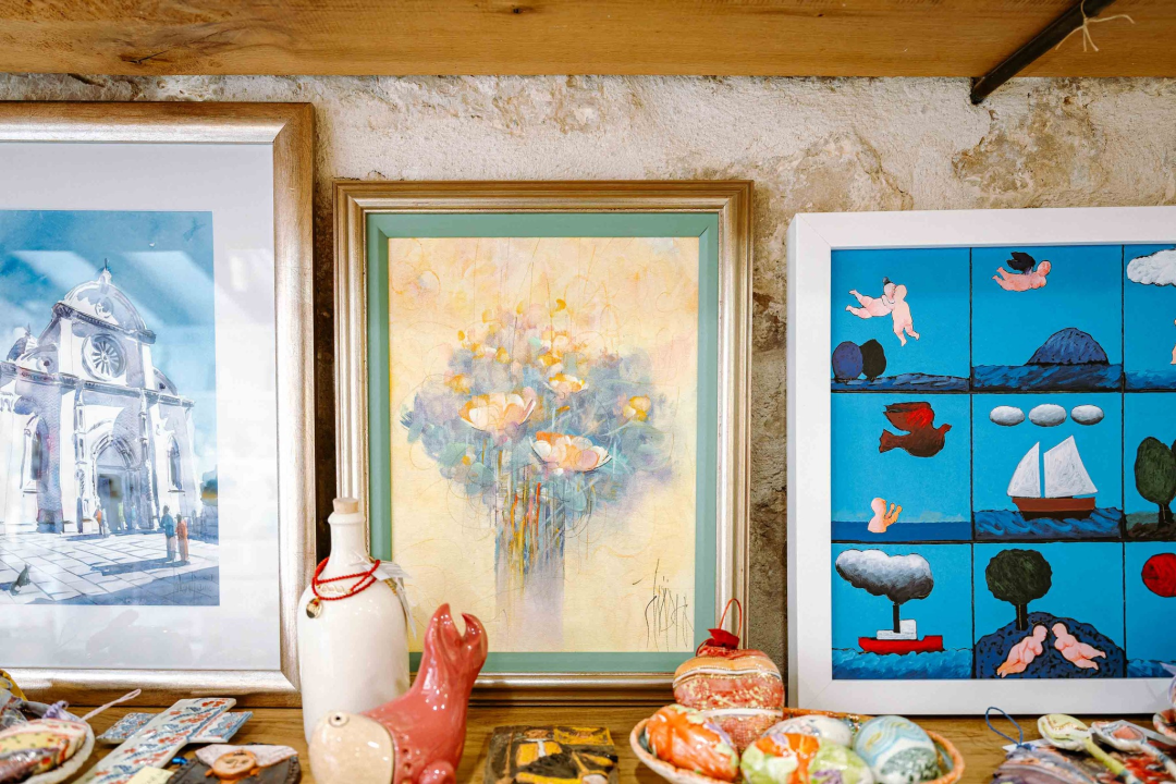 Umjetnine ljetnih motiva i žarkih boja potražite u Galeriji Juraj Dalmatinac! 