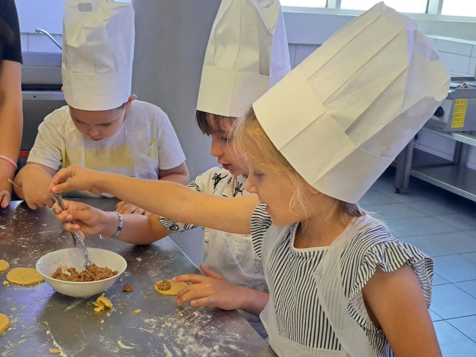 Mališani DV Osmijeh na jedan dan postali slastičari