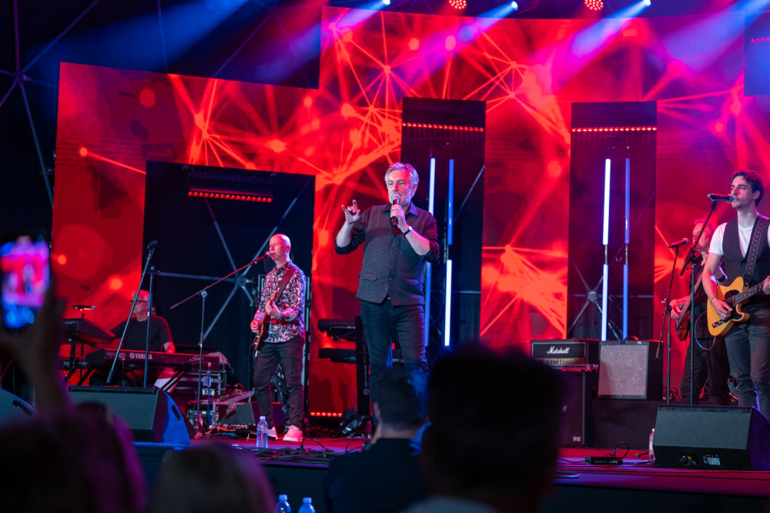 Prije koncerta Škore, Zeke i Lille, Neda Ukraden promovirala album na pučini. Zaplovio i gradonačelnik Desto