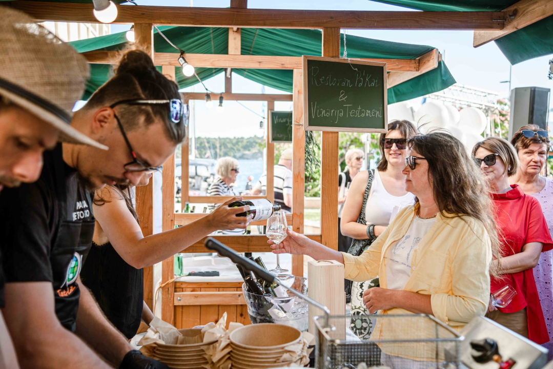 Zbog jednog skladnog para trg ispred Županije i ove je godine pun