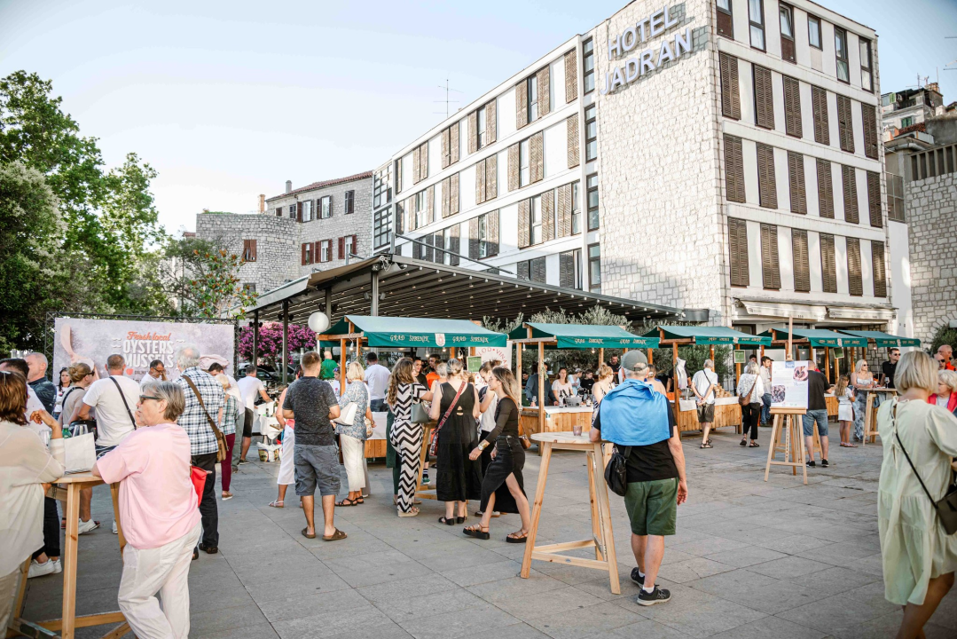 Zbog jednog skladnog para trg ispred Županije i ove je godine pun