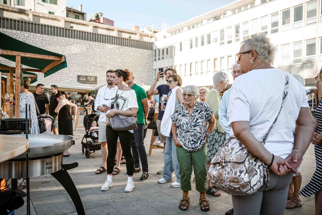 Zbog jednog skladnog para trg ispred Županije i ove je godine pun