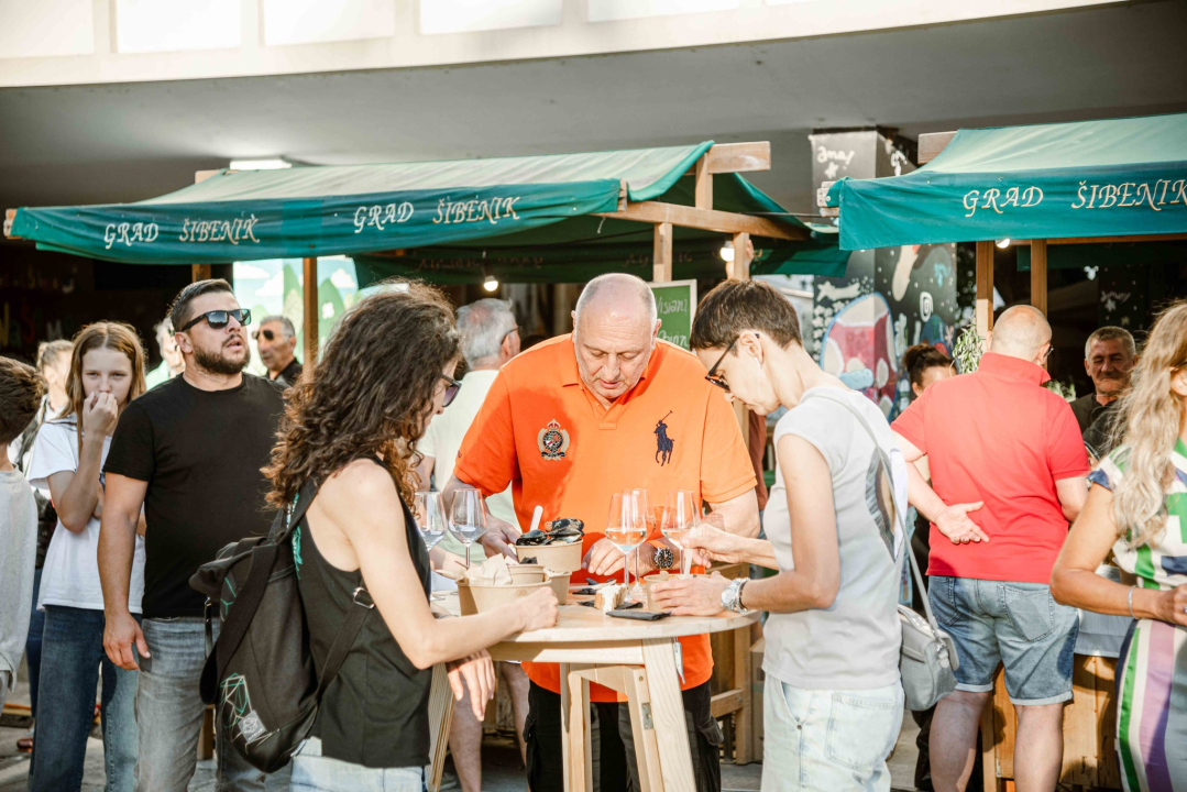 Zbog jednog skladnog para trg ispred Županije i ove je godine pun