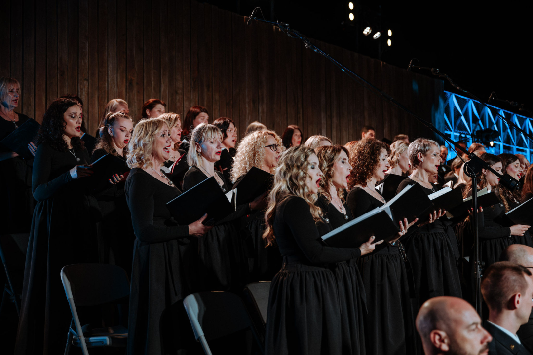 Proslava velikog jubileja: Istinski glazbeni užitak na koncertu Kola i Orkestra HV-a na tvrđavi sv. Mihovila 