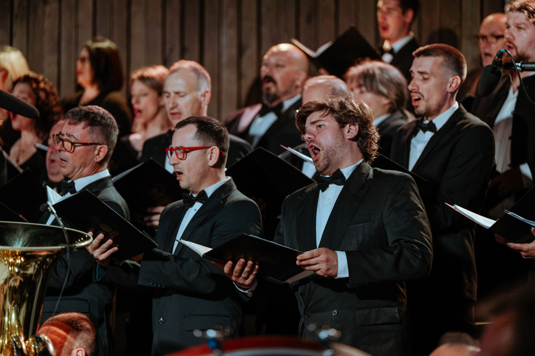 Proslava velikog jubileja: Istinski glazbeni užitak na koncertu Kola i Orkestra HV-a na tvrđavi sv. Mihovila 