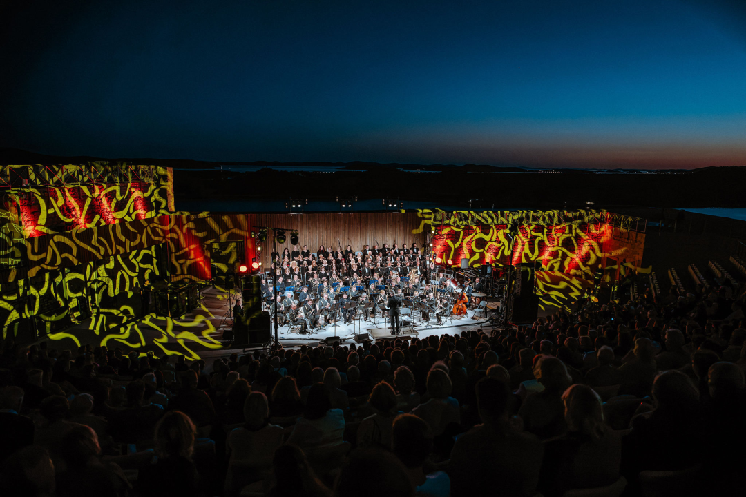 Proslava velikog jubileja: Istinski glazbeni užitak na koncertu Kola i Orkestra HV-a na tvrđavi sv. Mihovila 