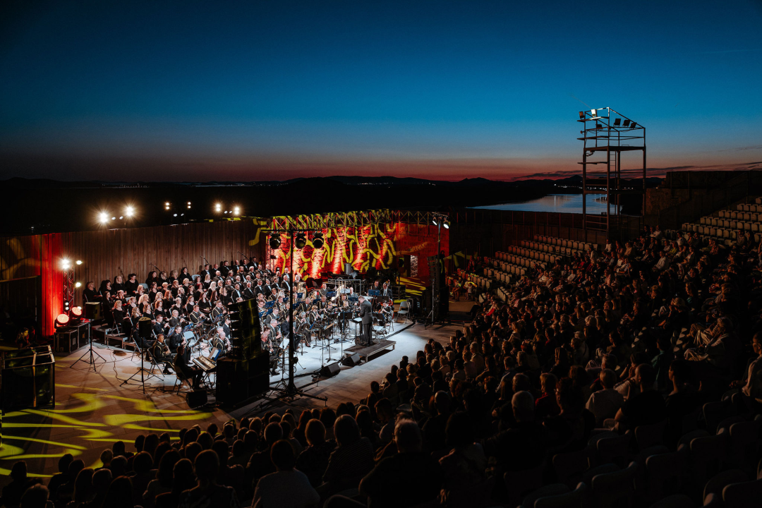 Proslava velikog jubileja: Istinski glazbeni užitak na koncertu Kola i Orkestra HV-a na tvrđavi sv. Mihovila 