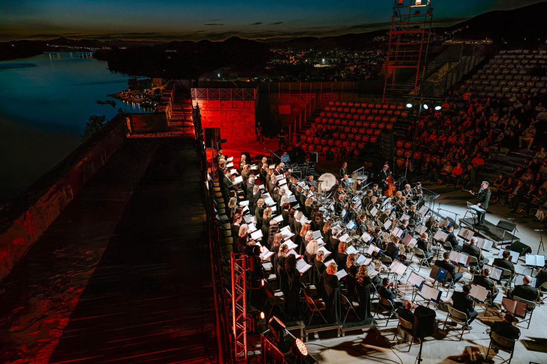 Proslava velikog jubileja: Istinski glazbeni užitak na koncertu Kola i Orkestra HV-a na tvrđavi sv. Mihovila 