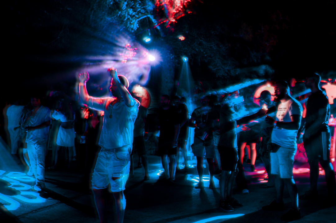 Pogledajte kako izgleda otvorenje plesne sezone u jednoj od najpoznatijih diskoteka u Dalmaciji 