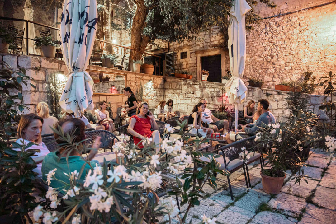 Mladi par u srcu grada otvorio posebni Ginfinity Bar!