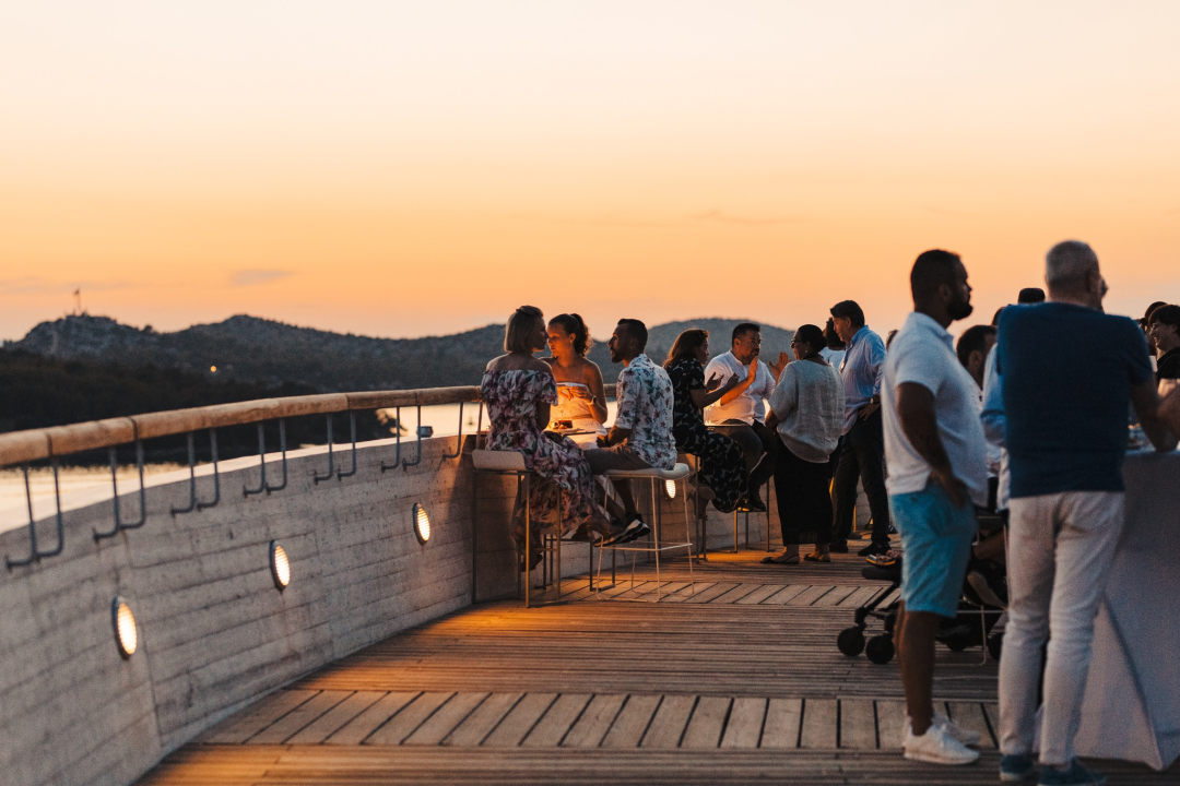 Tople ljetne noći začinite dobrim provodom u Roof Baru by Moet &amp; Chandon u D-Resortu!