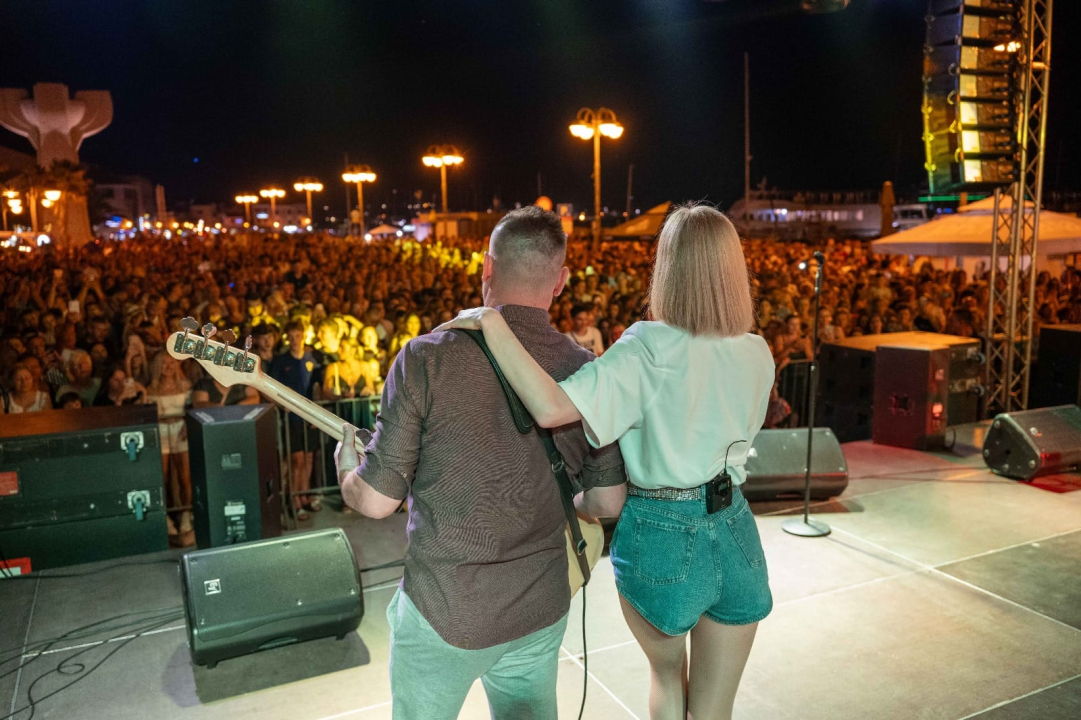 Jelena Rozga održala koncert za pamćenje pred prepunom rivom u Vodicama