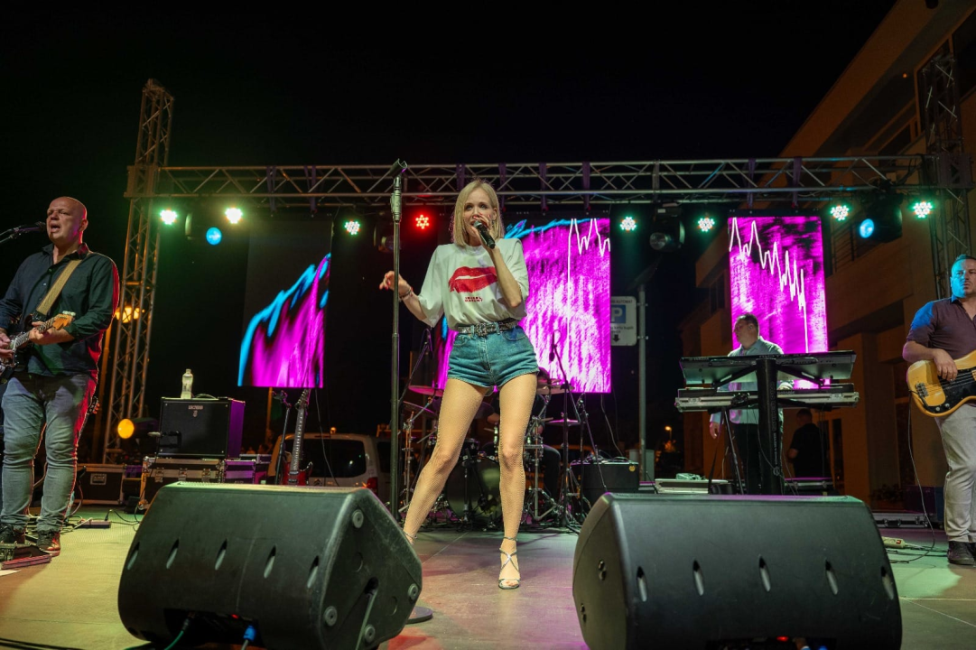 Jelena Rozga održala koncert za pamćenje pred prepunom rivom u Vodicama