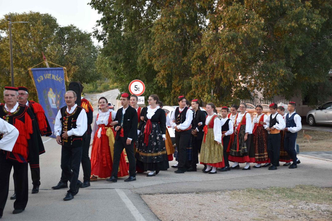 Čuvari tradicijske kulture oduševili na 23. Večeri foklora u Mirlović Zagori