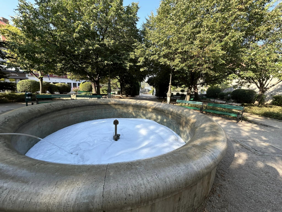 Ljudska glupost je beskrajna pa je netko napravio ‘pjena party’ u fontani u Đardinu 